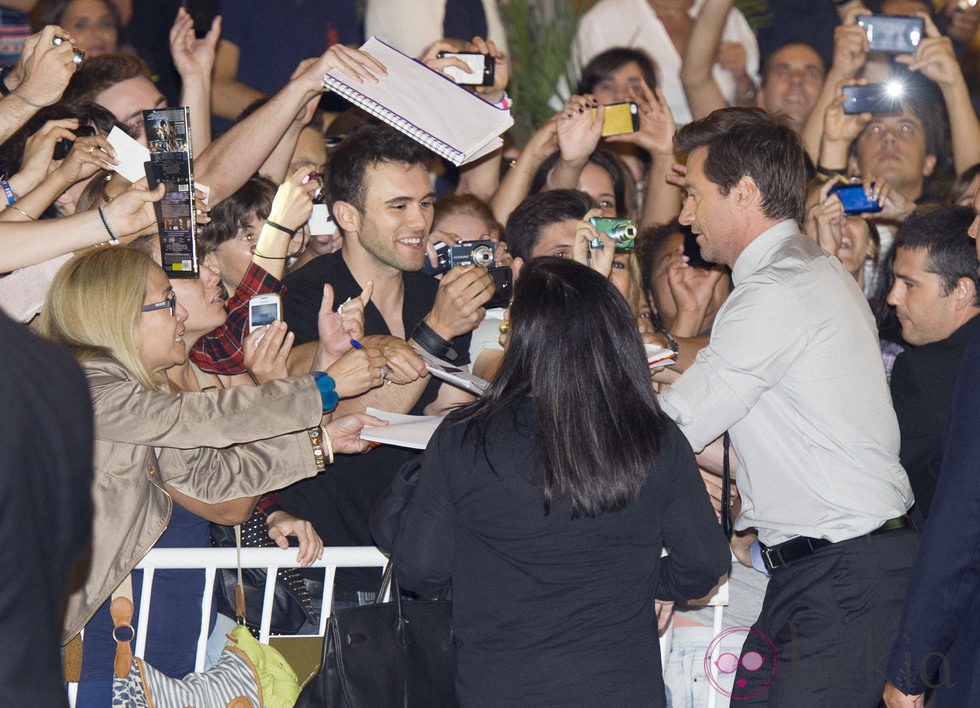 Hugh Jackman firma autógrafos a su llegada al Festival de San Sebastián 2013