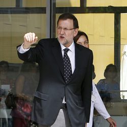 Mariano Rajoy visita al Rey en el hospital tras ser operado de la cadera