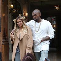 Kim Kardashian y Kanye West salen de una tienda en París