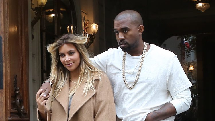 Kim Kardashian y Kanye West salen de una tienda en París