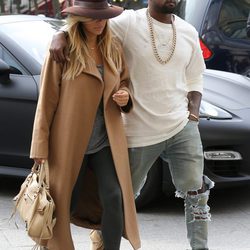 Kim Kardashian y Kanye West dan un paseo por París