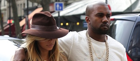 Kim Kardashian y Kanye West dan un paseo por París