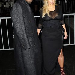 Kanye West y Kim Kardashian en el desfile de Givenchy en la Semana de la Moda de París primavera/verano 2014