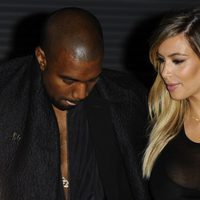 Kanye West y Kim Kardashian conversan en el desfile de Givenchy en la Semana de la Moda de París primavera/verano 2014