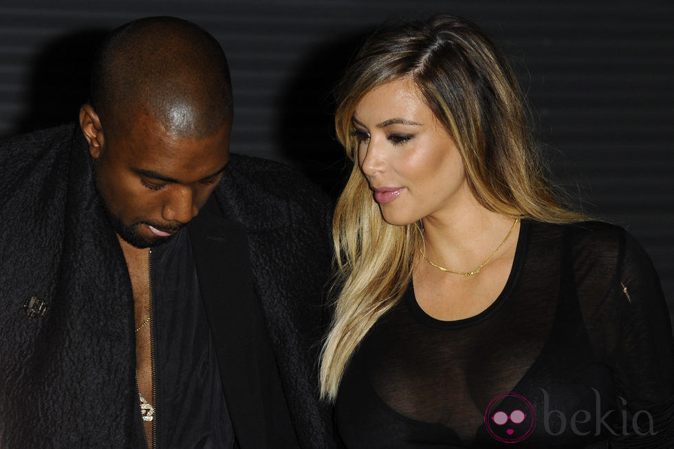 Kanye West y Kim Kardashian conversan en el desfile de Givenchy en la Semana de la Moda de París primavera/verano 2014