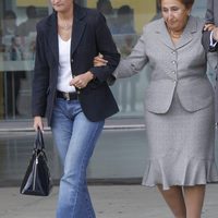 María Zurita y la Infanta Margarita saliendo del Hospital Quirón de Madrid