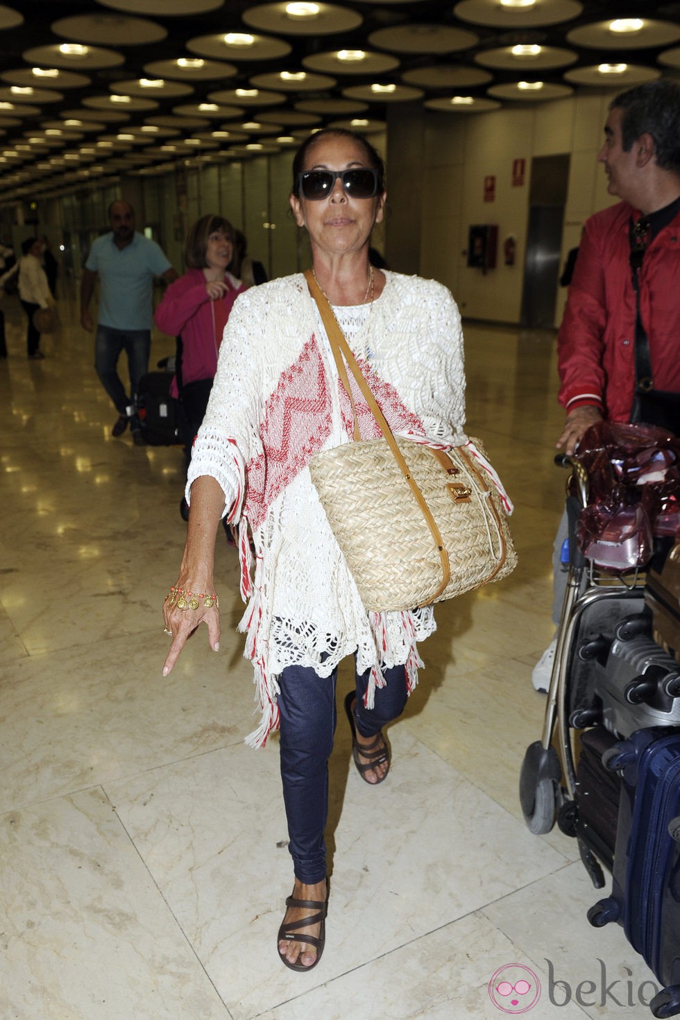 Isabel Pantoja en el aeropuerto de Madrid tras pasar una temporada en México