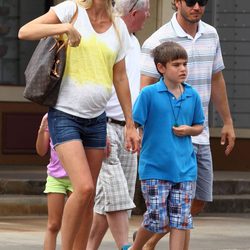 Catriona McGinn luce embarazo con Mark-Paul Gosselaar y sus hijos