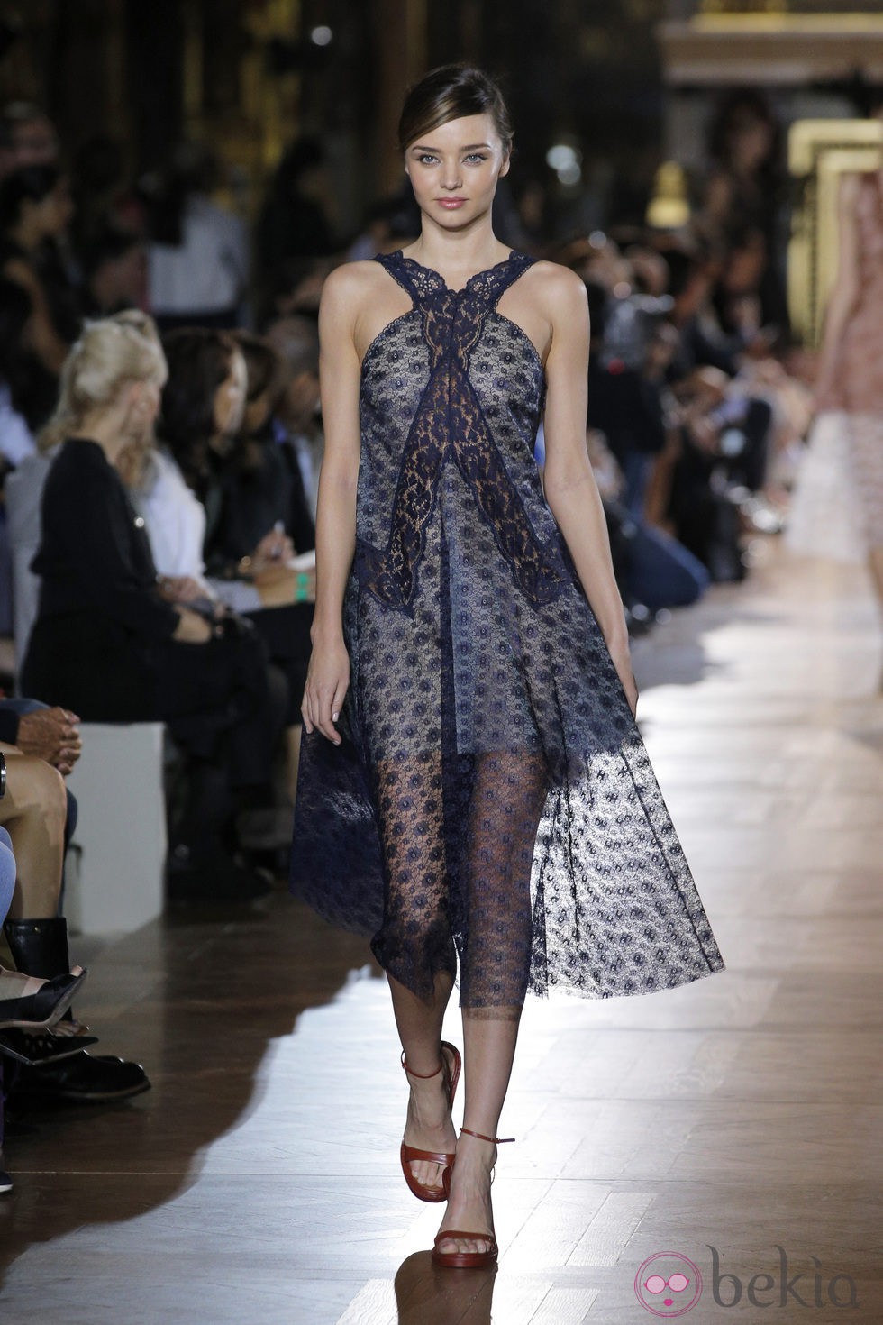 Miranda Kerr desfilando para Stella McCartney en Paris Fashion Week