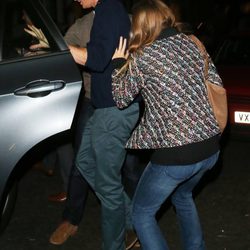 El Príncipe Harry y Cressida Bonas se esconden tras el concierto de James Blunt