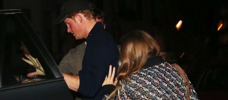 El Príncipe Harry y Cressida Bonas se esconden tras el concierto de James Blunt