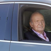 El Rey Juan Carlos sale del Hospital Quirón tras recibir el alta