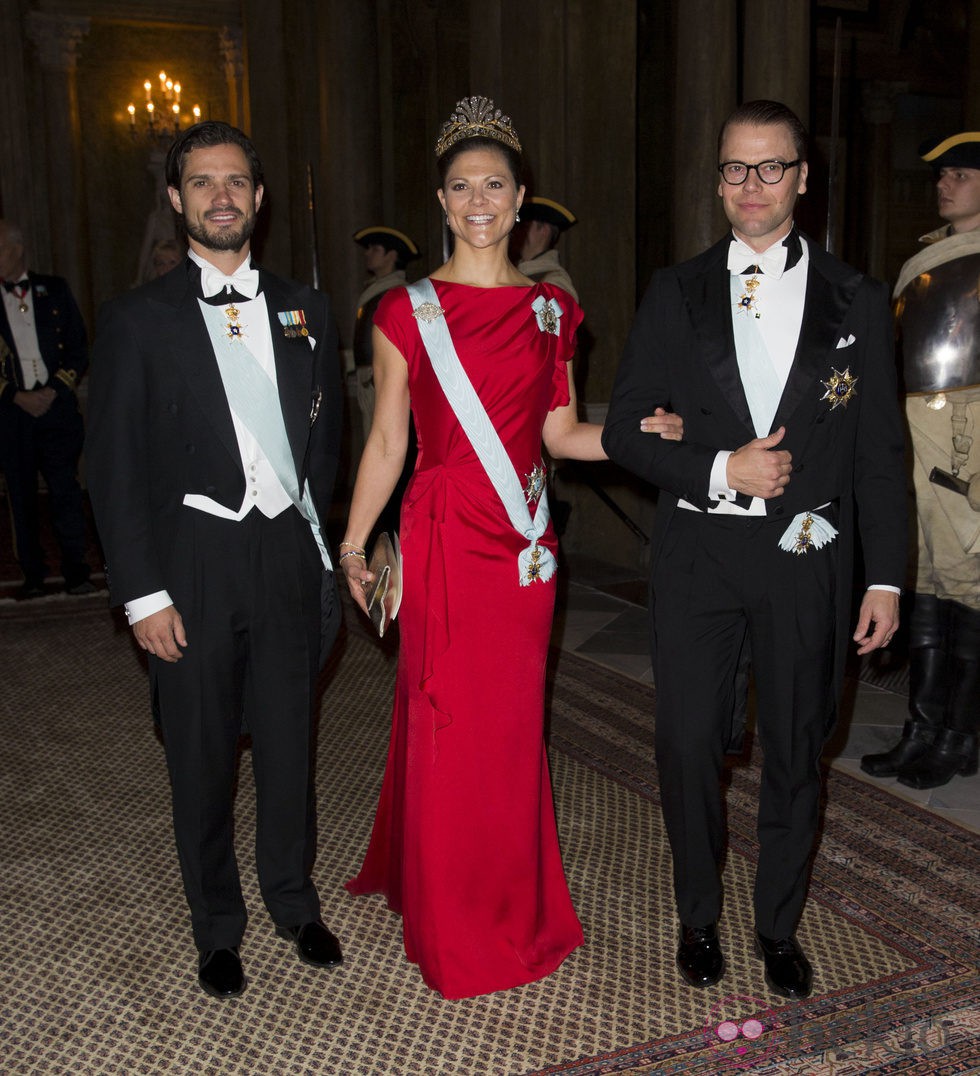 El Príncipe Carlos Felipe con Victoria y Daniel de Suecia en una cena de gala al presidente de Portugal