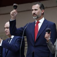 Los Príncipes de Asturias brindan con vino para celebrar el Día de la Policía