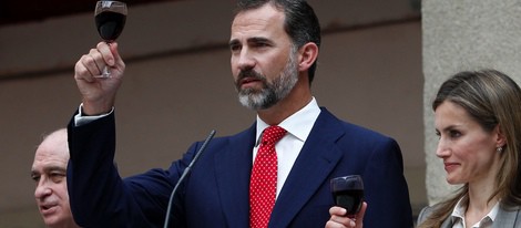 Los Príncipes de Asturias brindan con vino para celebrar el Día de la Policía