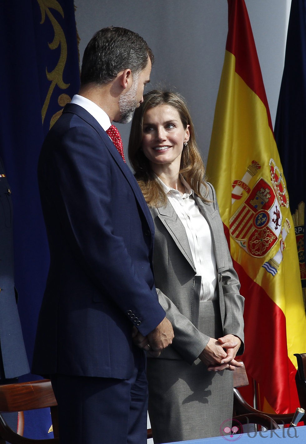Los Príncipes Felipe y Letizia, sonrientes en el Día de la Policía