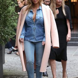 Kim Kardashian con un look vaquero paseando por París