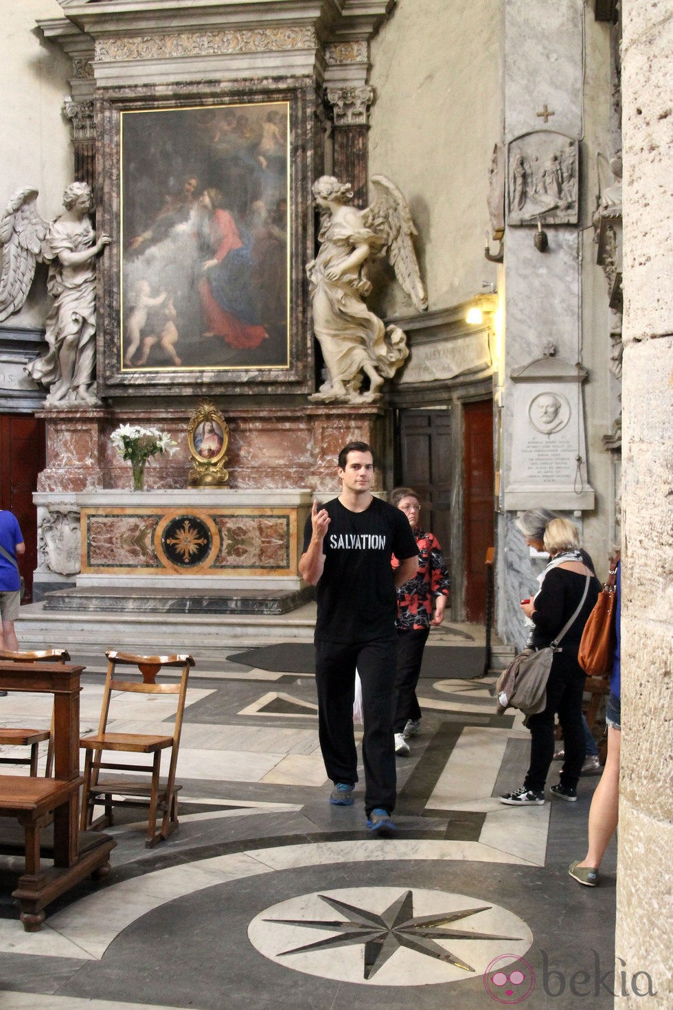 Henry Cavill visita una iglesia en Roma
