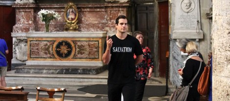 Henry Cavill visita una iglesia en Roma