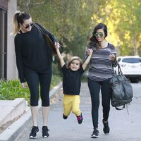 Khloe y Kourtney Kardashian juegan con Mason Disick por la calle