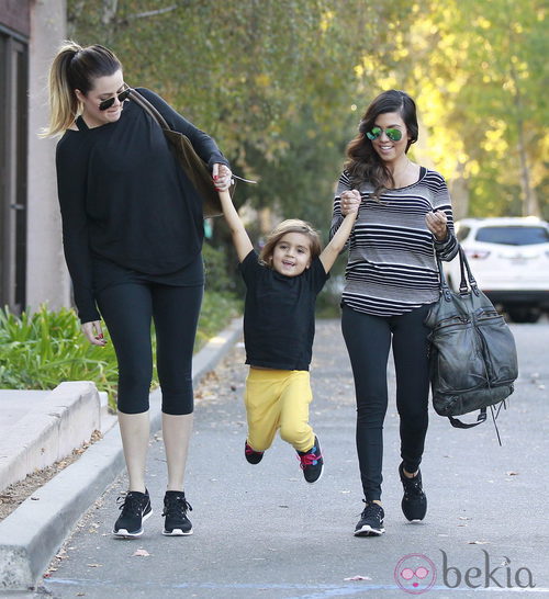 Khloe y Kourtney Kardashian juegan con Mason Disick por la calle
