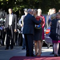Los Reyes de Noruega saludan con entusiasmo a los Reyes de Holanda en Oslo