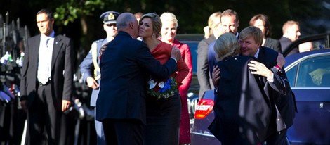 Los Reyes de Noruega saludan con entusiasmo a los Reyes de Holanda en Oslo