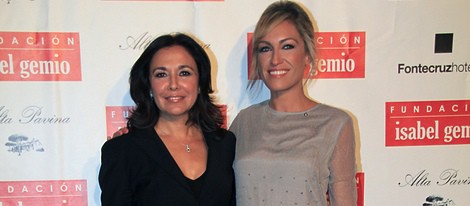 Isabel Gemio y Luján Argüelles en un cóctel benéfico de la Fundación Isabel Gemio