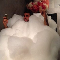 Cesc Fàbregas juega al Candy Crush cubierto de espuma