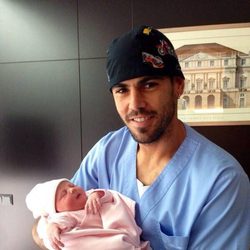Víctor Valdés con su hija Vera en brazos minutos después de su nacimiento