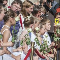 La Reina Matilde de Bélgica saluda a unos niños en Namur