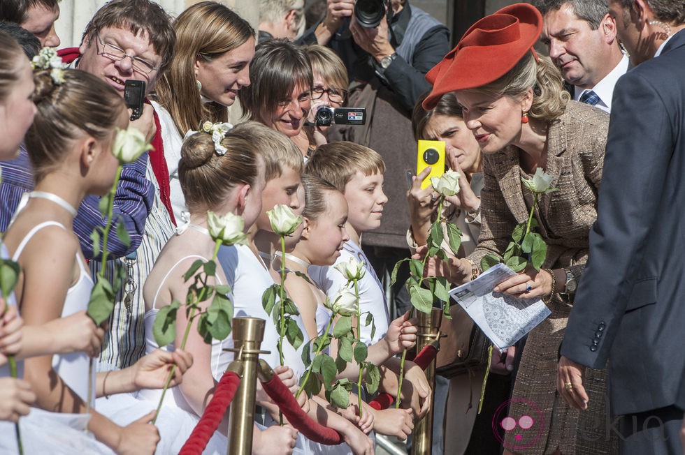 La Reina Matilde de Bélgica saluda a unos niños en Namur