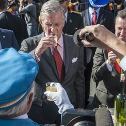 El Rey Felipe de Bélgica toma una bebida en Namur