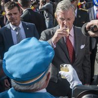 El Rey Felipe de Bélgica toma una bebida en Namur