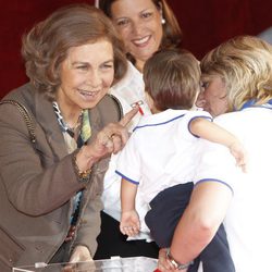 La Reina Sofía hace una carantoña a un niño en el Día de la Banderita 2013