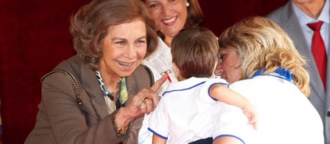 La Reina Sofía hace una carantoña a un niño en el Día de la Banderita 2013