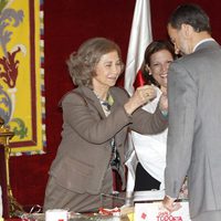 El Príncipe Felipe visita a la Reina Sofía en el Día de la Banderita 2013