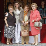 La Princesa Letizia con unas señoras en el Día de la Banderita 2013
