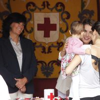 La Princesa de Asturias, cariñosa con un bebé en el Día de la Banderita 2013