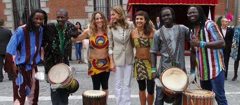 La Princesa Letizia con unos músicos en el Día de la Banderita 2013