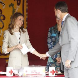 Los Príncipes Felipe y Letizia, muy cariñosos en el Día de la Banderita 2013
