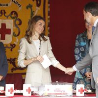 Los Príncipes Felipe y Letizia, muy cariñosos en el Día de la Banderita 2013