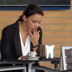 Chenoa se toma un café y fuma un cigarro en Sevilla