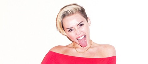 Miley Cyrus sacando la lengua mientras posa para Terry Richardson