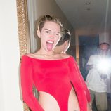 Miley Cyrus con la lengua fuera mientras Terry Richardson fotografía el momento