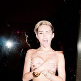 Miley Cyrus posando en topless para Terry Richardson