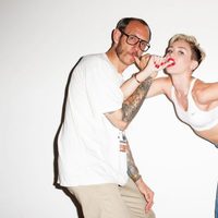 Miley Cyrus posando junto al fotógrafo Terry Richardson