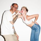Miley Cyrus posando junto al fotógrafo Terry Richardson