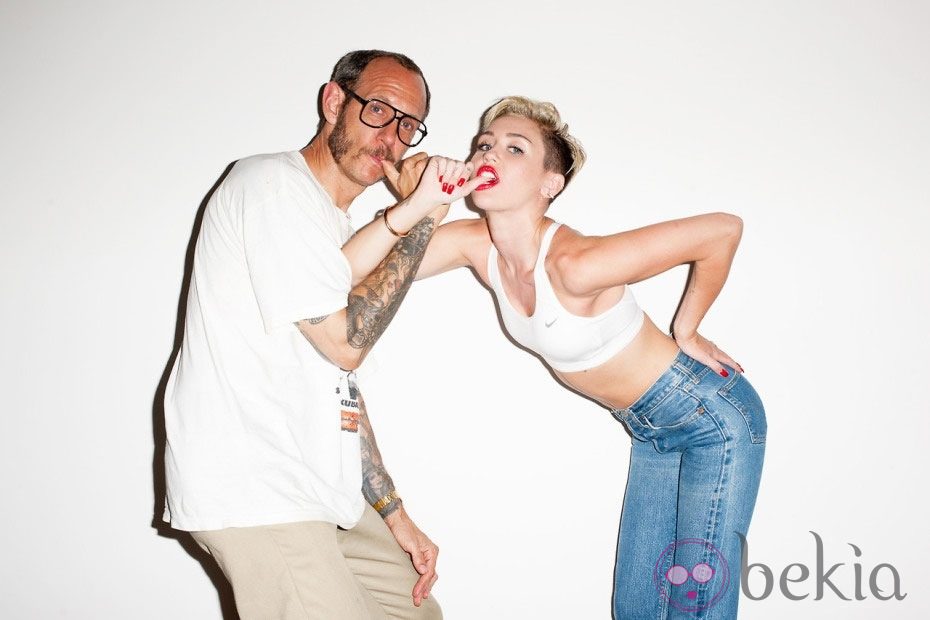 Miley Cyrus posando junto al fotógrafo Terry Richardson - Miley Cyrus  protagoniza una provocadora sesión de fotos para Terry Richardson - Foto en  Bekia Actualidad