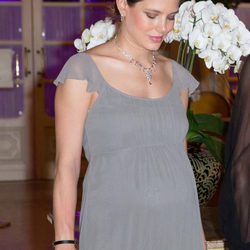 Carlota Casiraghi se mira su tripa de embarazada en una cena de gala en Mónaco